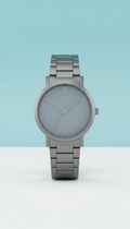 Reloj pulsera gris metal cepillado